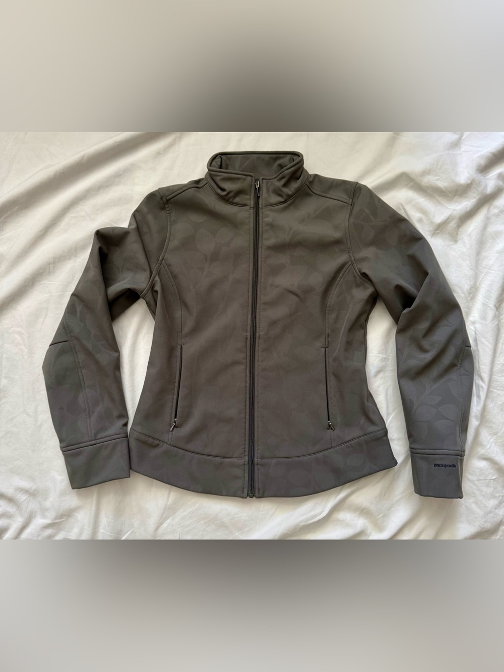 Retro Patagonia Women's Dark Leaf Gray Leaf Print Full-Zip Softshell Jacket
